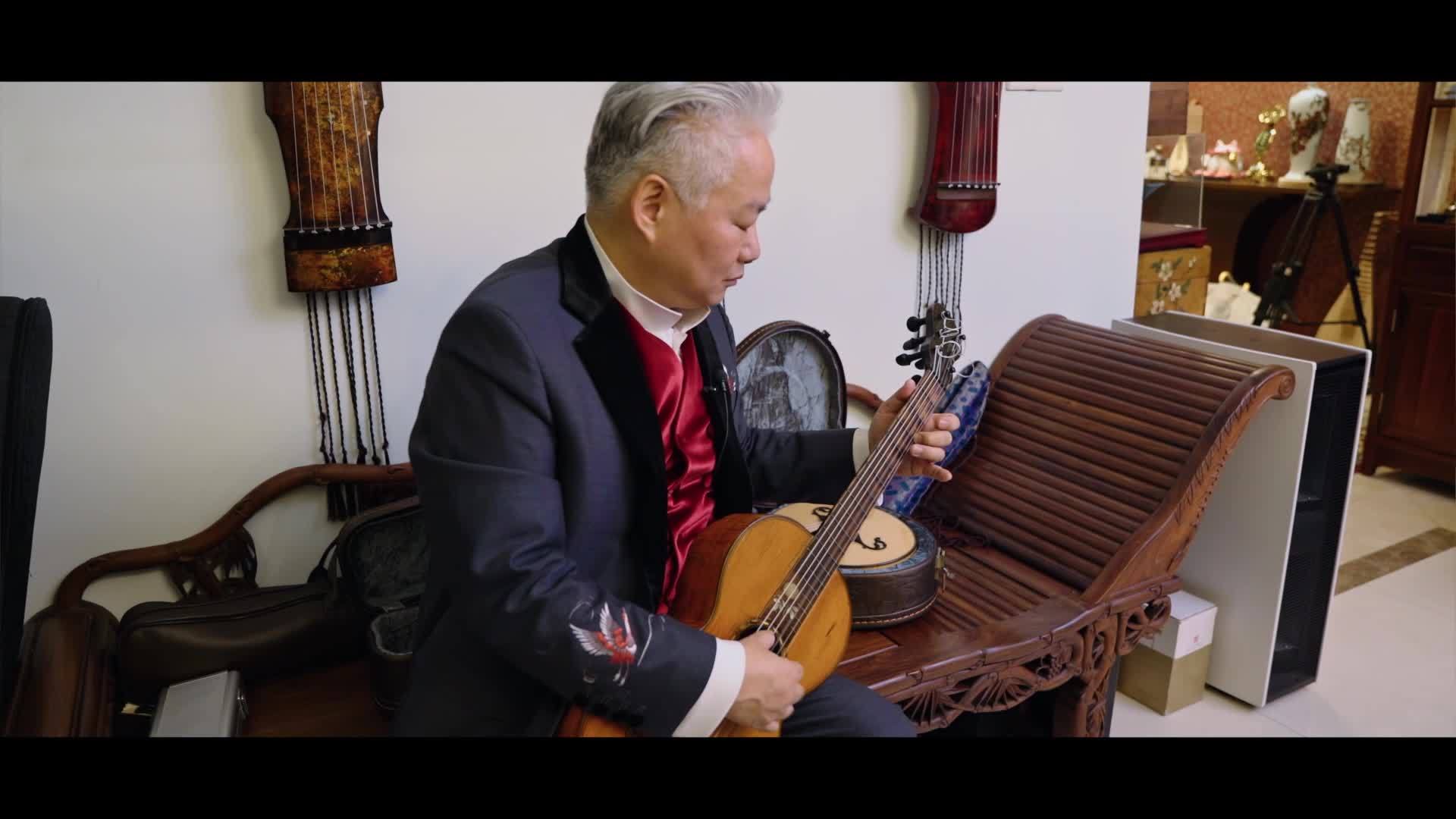 方锦龙弹奏三百年前的琴，拨响琴弦仿若穿越时空