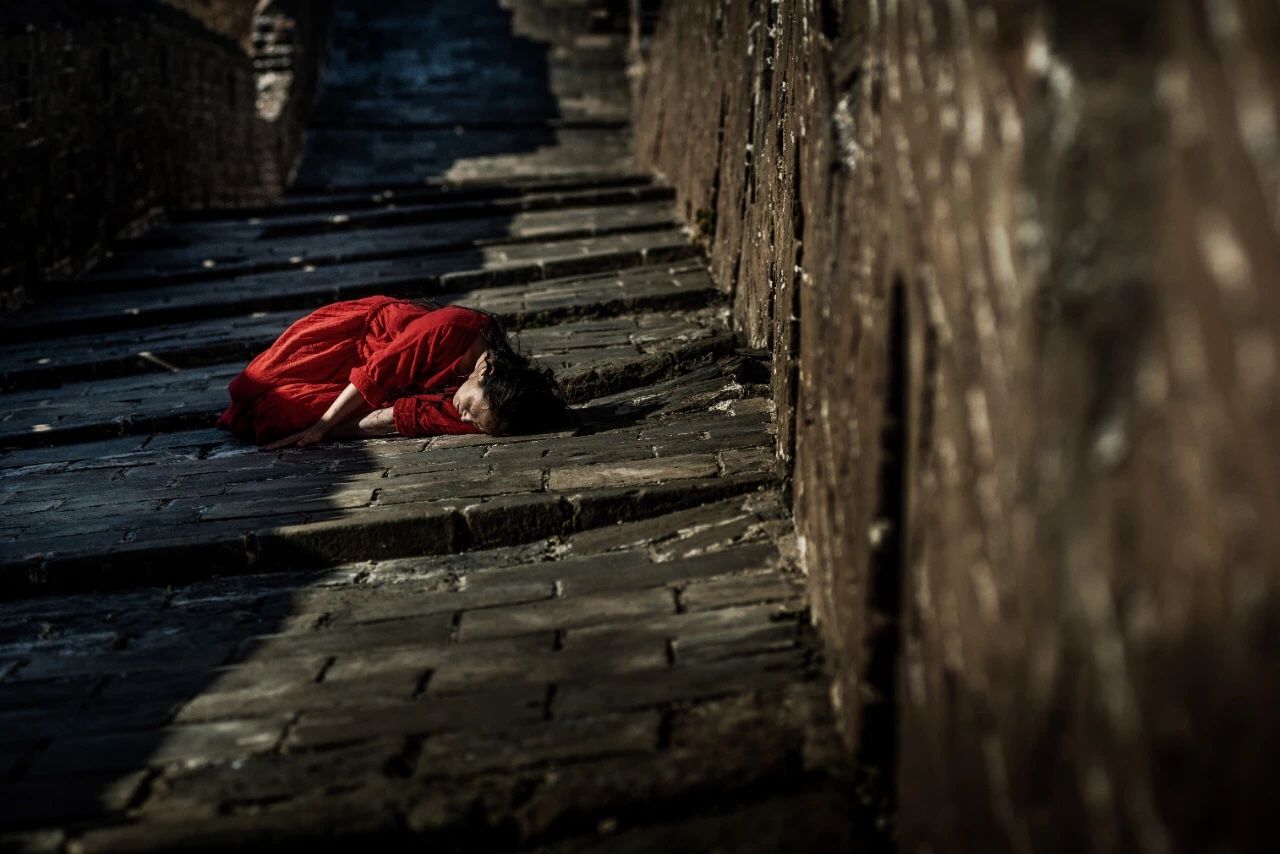 高艳津子在长城即兴创作。舞团供图