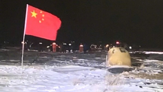 珍贵画面！嫦娥五号返回器与五星红旗的合影
