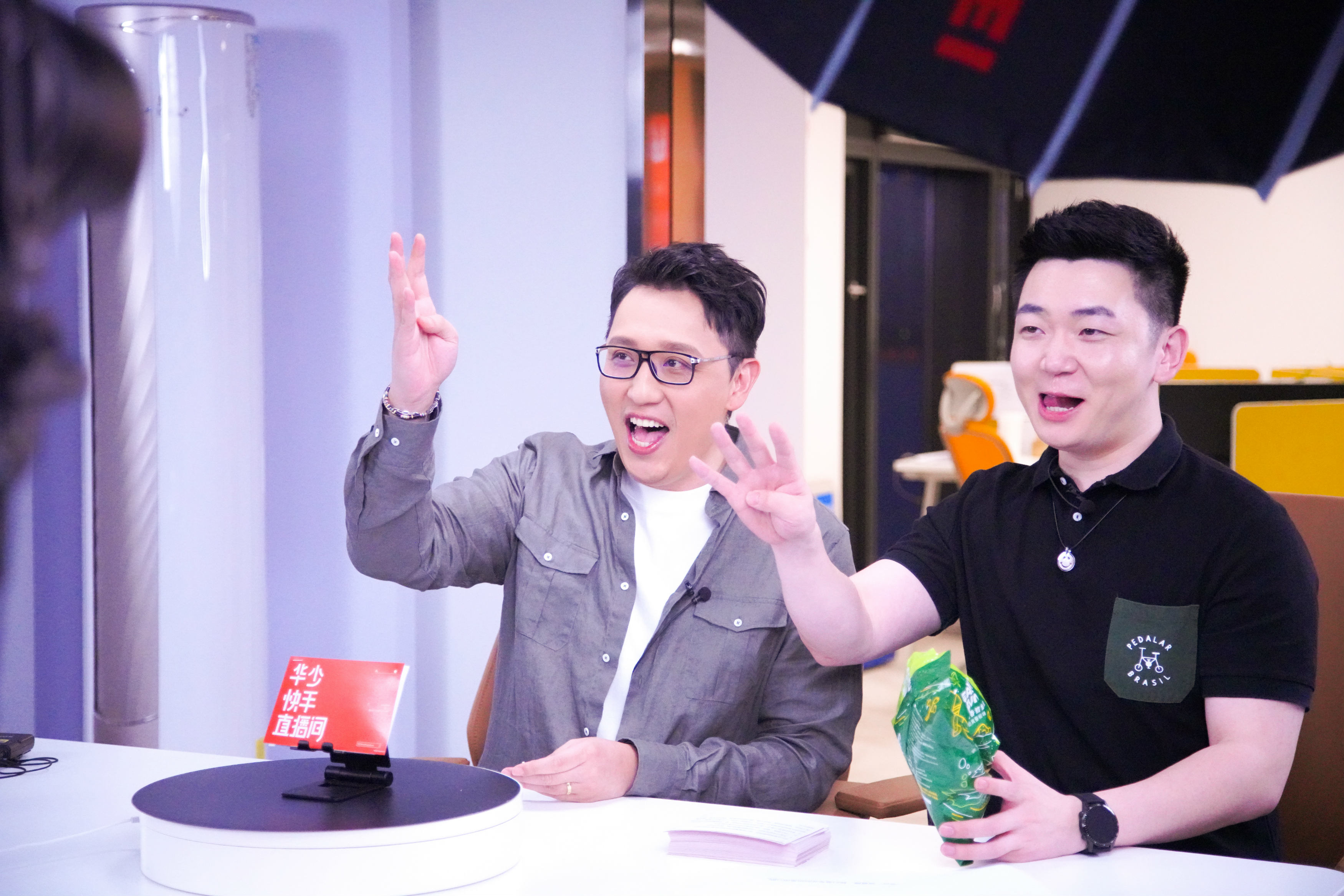直播中的华少.
