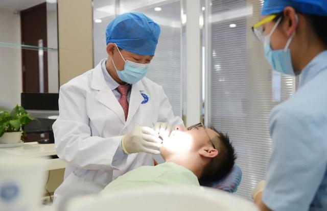 如履薄冰，泰康拜博口腔种植大师周磊教授的严谨与创新