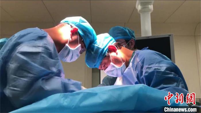 两岁男童长3个肾医生手术解除“定时炸弹”