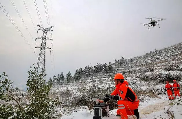 2016年冬，温州公司运用无人机辅助开展冰雪天气输电线路特殊巡视 温州电力局供图