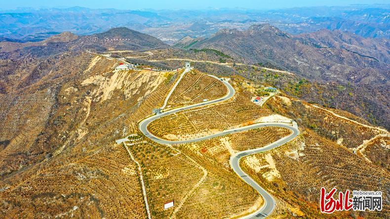 圣福天路的冬天景色吸引了不少游客前来观光游览。 河北日报记者耿辉摄