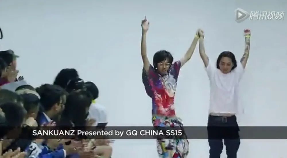 △2015年,上官喆(右一)首次携“广场”系列登上伦敦男装周,搭配了中国原创品牌KKtP的鞋子,背景音乐则来自厦门音乐团体“44”。