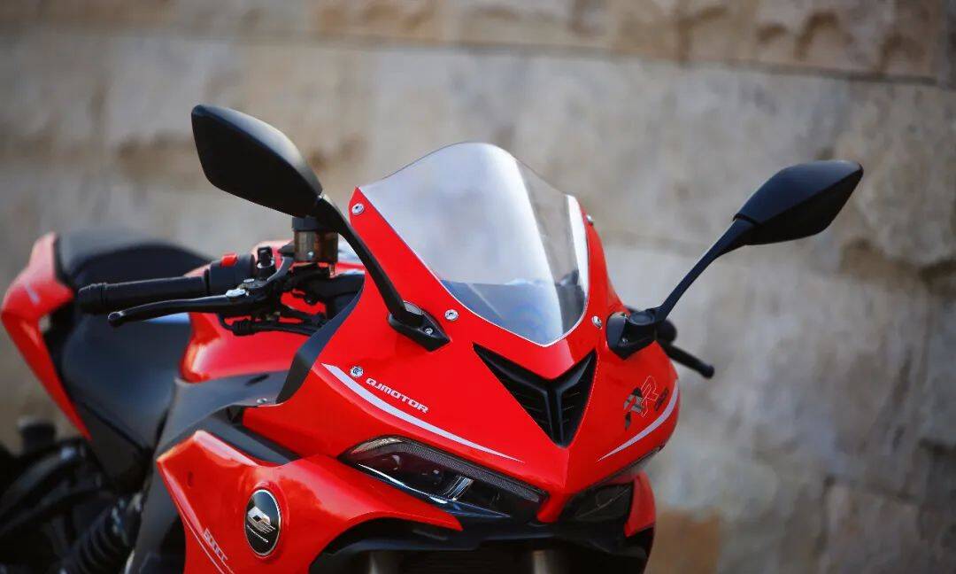 实拍qjmotor赛600名字中带着运动激情的国产四缸车