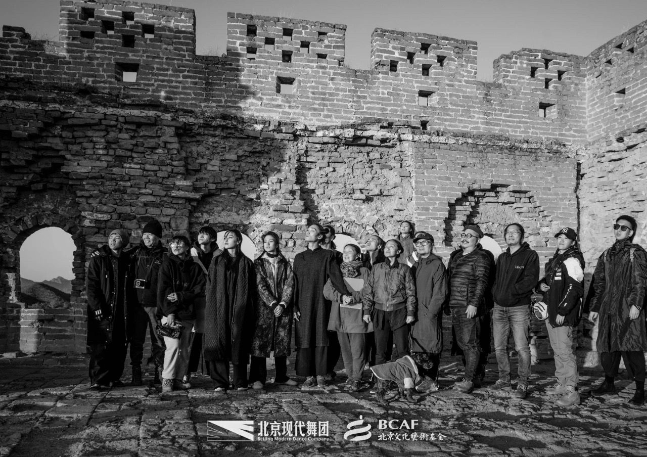 主创长城采风。舞团供图