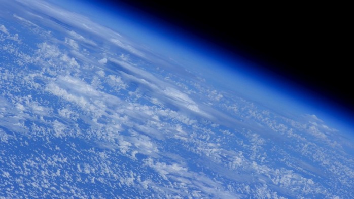 那是地球的大气层,由宇航员拍摄