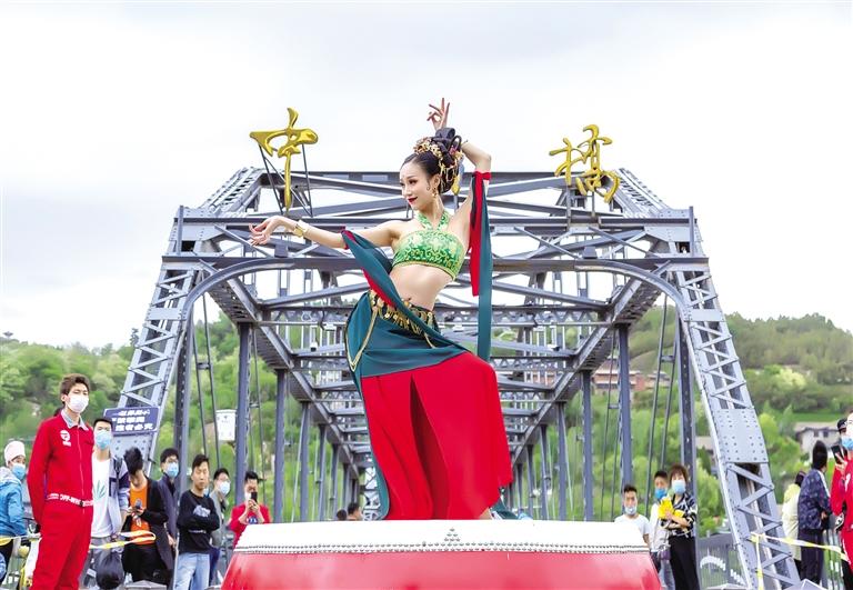 陈婉琪在中山桥拍摄飞天舞视频