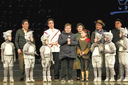 罗力立（中）与观众分享儿童剧《大豆谣》观后感 李超