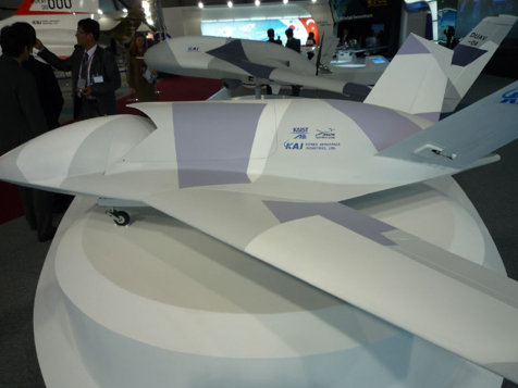 韩国展示K-UCAV隐身无人机模型。