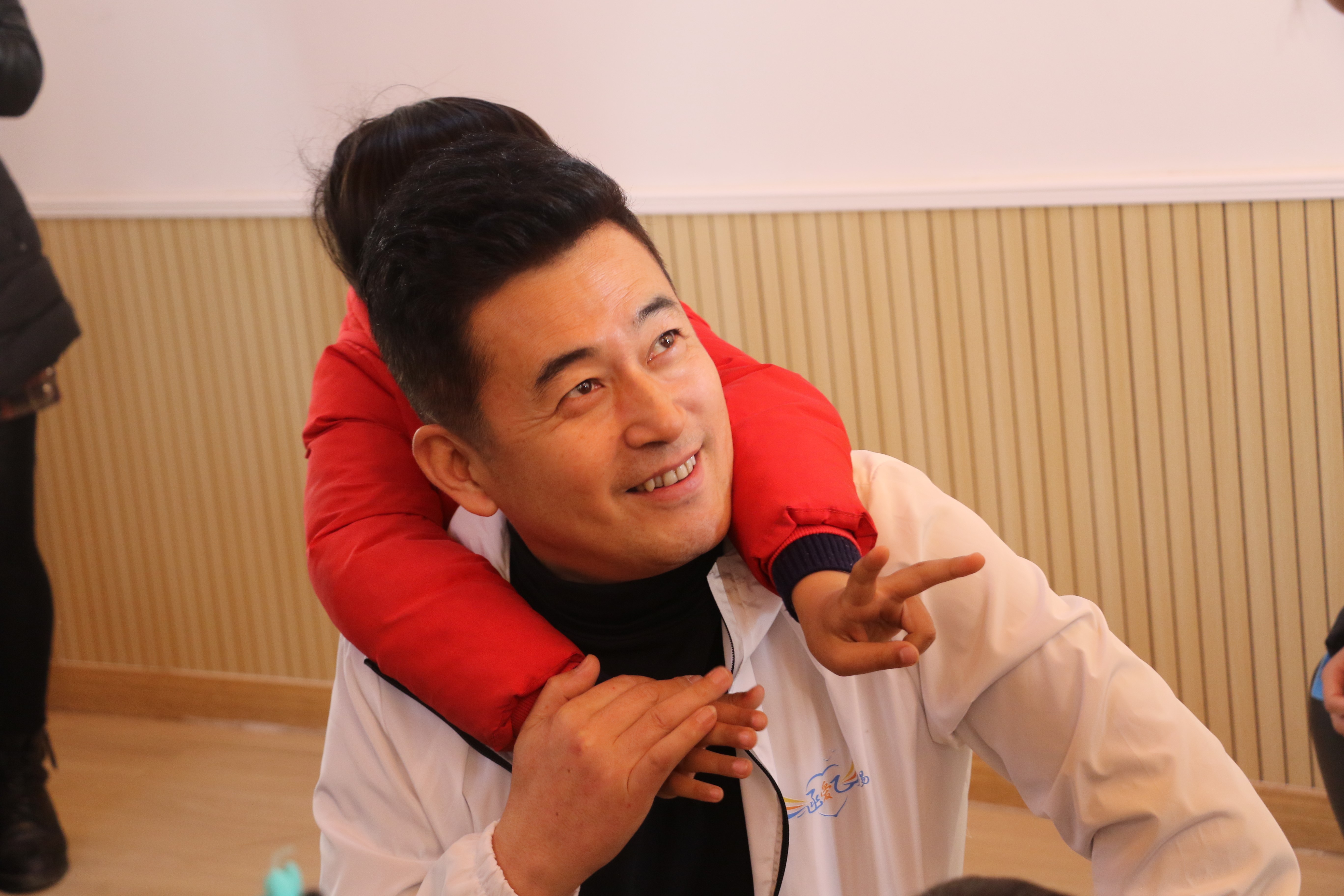 王志飞与孩子亲密互动