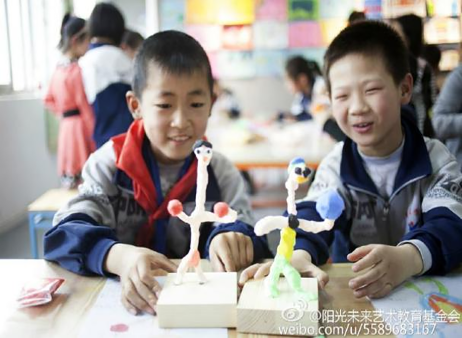 项目受助儿童露出灿烂微笑
