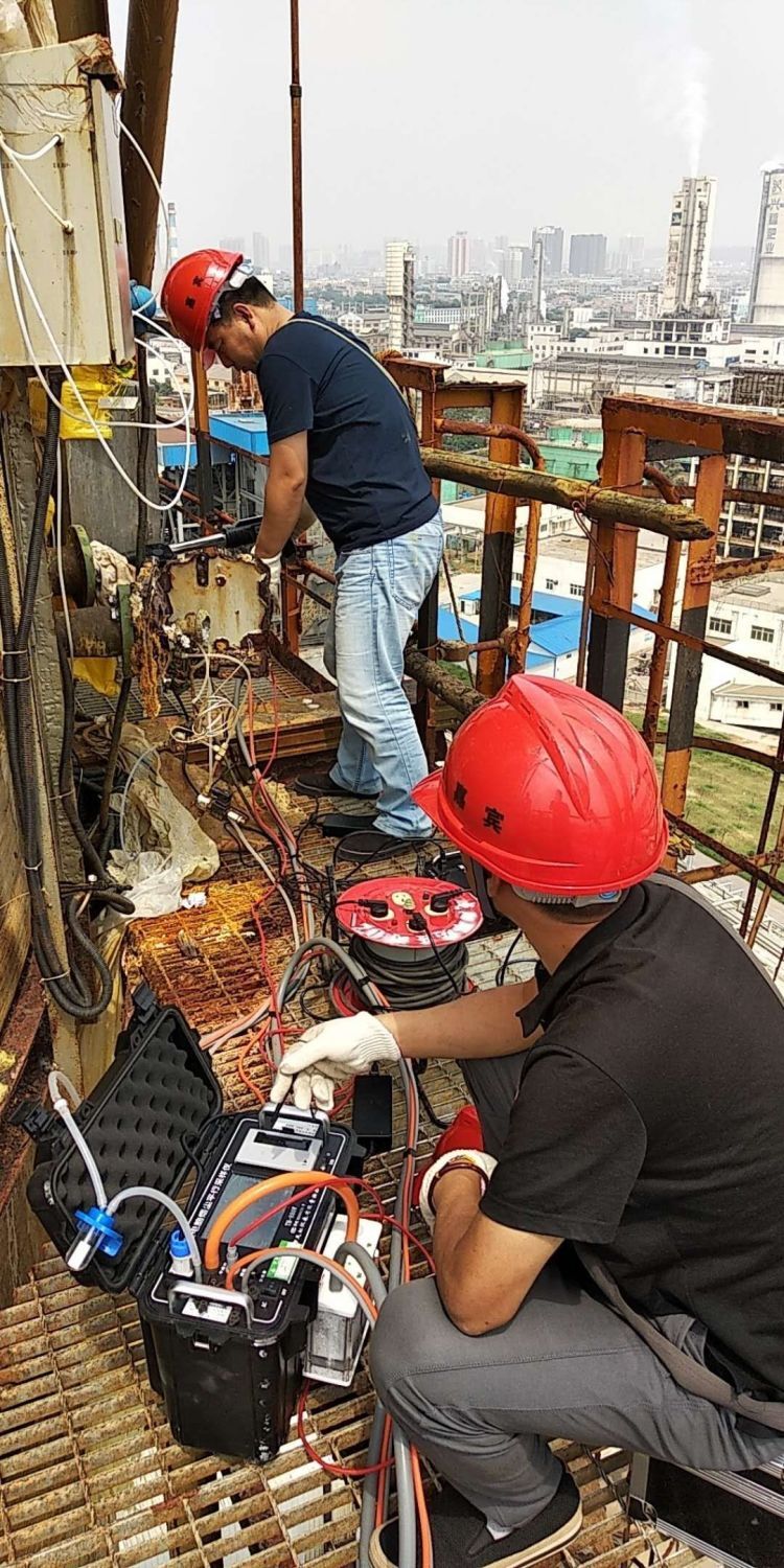 工作人员采集烟气(咸阳市环境监测站供图)