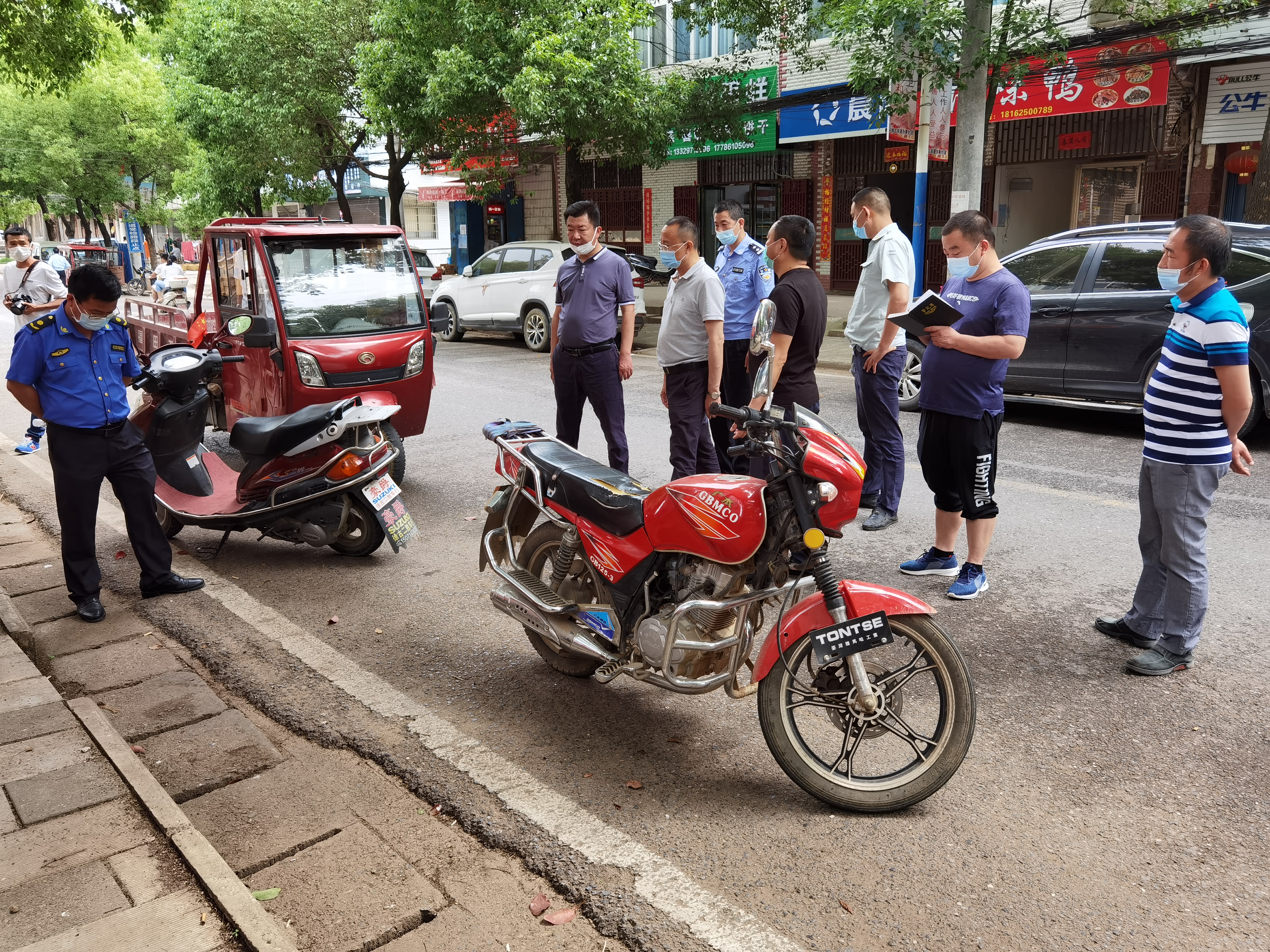 武汉新洲推"步行看城管"工作制:街上发现问题现场"问诊"凤凰网湖北