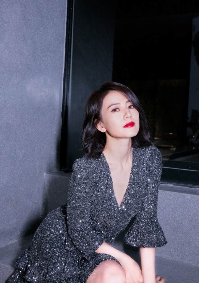 高圆圆穿星辰碎钻裙 身姿曼妙气质清冷