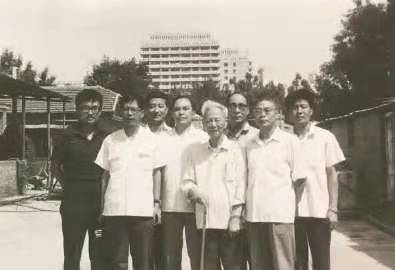 1981年,张世英先生(右二)参加中国社会科学院哲学研究所的毕业论文答辩会,与贺麟先生(右四)、汝信先生等合影