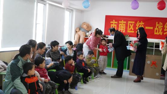 市南区新阶层班子成员为孩子送上圣诞礼物