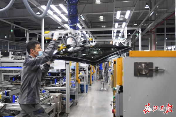 伟巴斯特全球最大生产基地武汉工厂，机械手智能生产汽车天窗。记者刘斌 摄