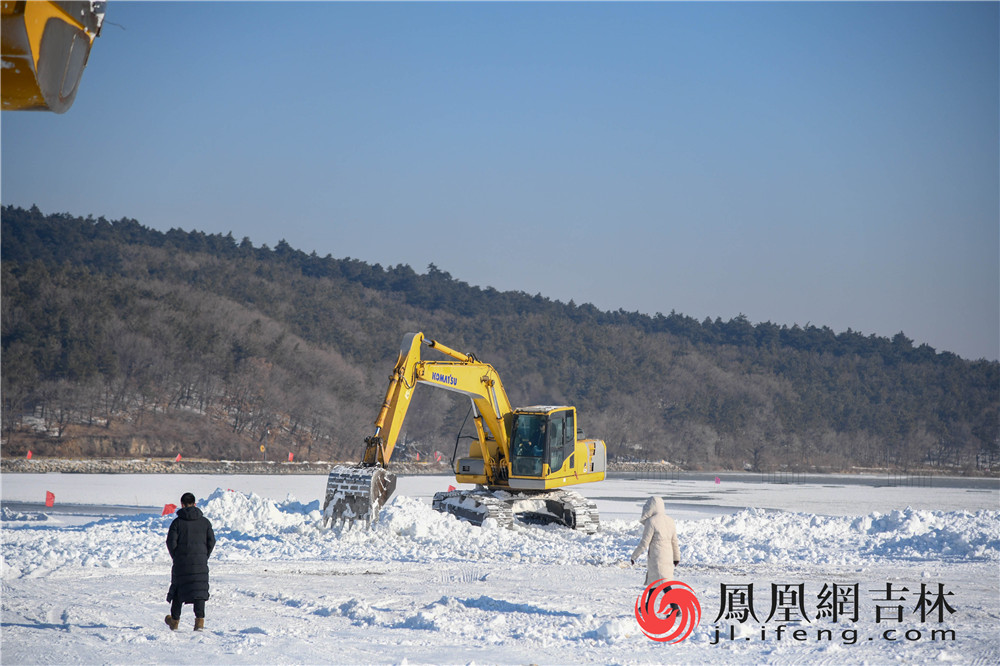 赛道铺设现场。梁琪佳摄