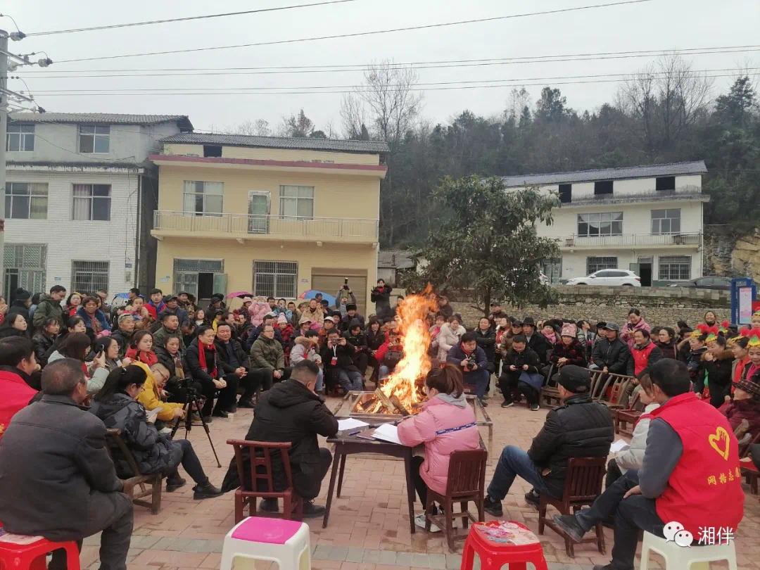 （武陵源区索溪峪街道田富村望远屋场的“屋场会”现场。邓道理 摄）