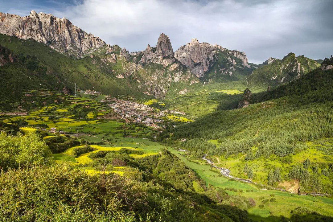 甘肃甘南，扎尕那山村全景