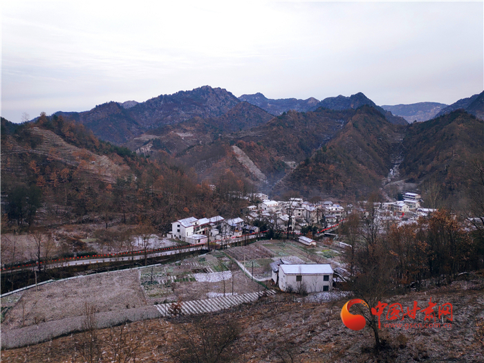 群山环绕的康县何家庄村