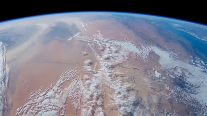 看！美丽的蓝色，这是从太空看见的地球