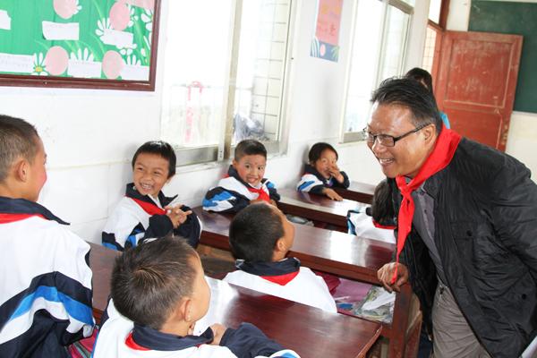 民进贵州省委专职副主委郭子仪与金沙县箐门学校学生进行交流活动率先