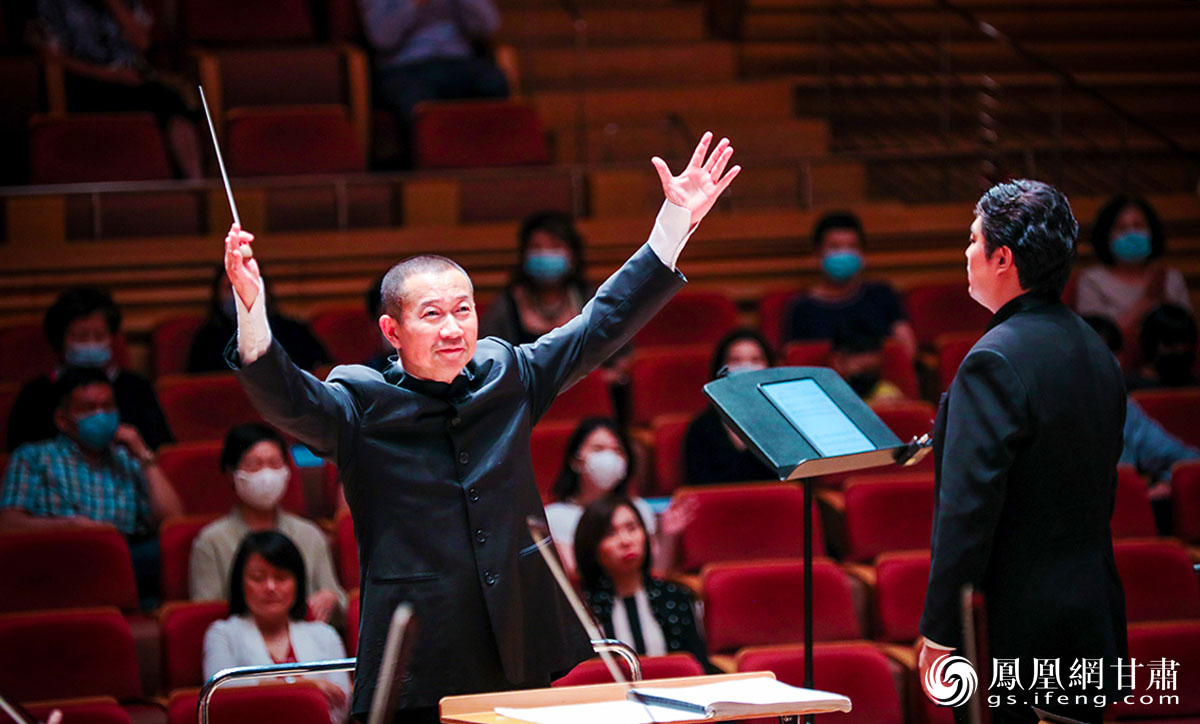谭盾(前左)沉浸在《敦煌·慈悲颂》演出中