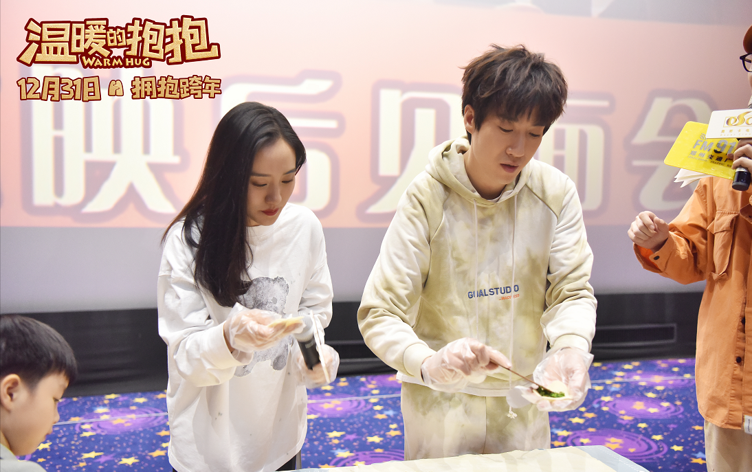 温暖的抱抱常远王智现身郑州还原圆规法包饺子