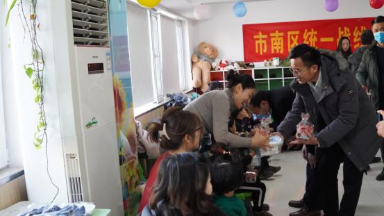 市南区新阶层班子成员为孩子送上圣诞礼物