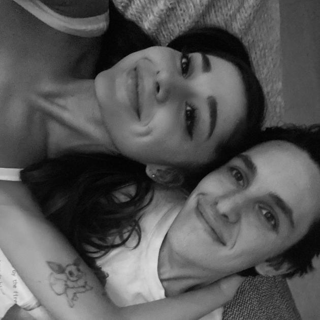 "a妹"订婚!爱莉安娜晒大钻戒与未婚夫亲密合影