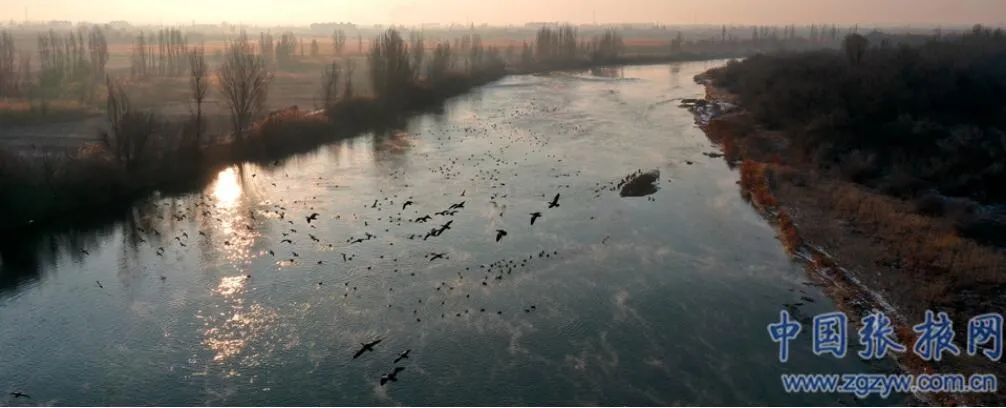 雪山白丹霞红 这个冬天, 快来张掖撒欢吧!