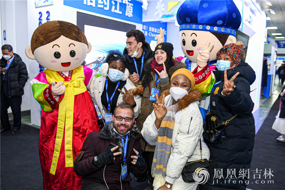 外籍友人在雪博会上参观游览。梁琪佳摄