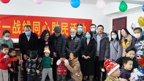 市南区统战部常务副部长杨明强、市南区新阶层联合会班子成员与孩子们共度圣诞节
