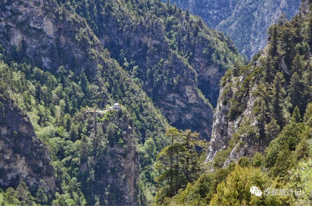峡谷里一条转山道