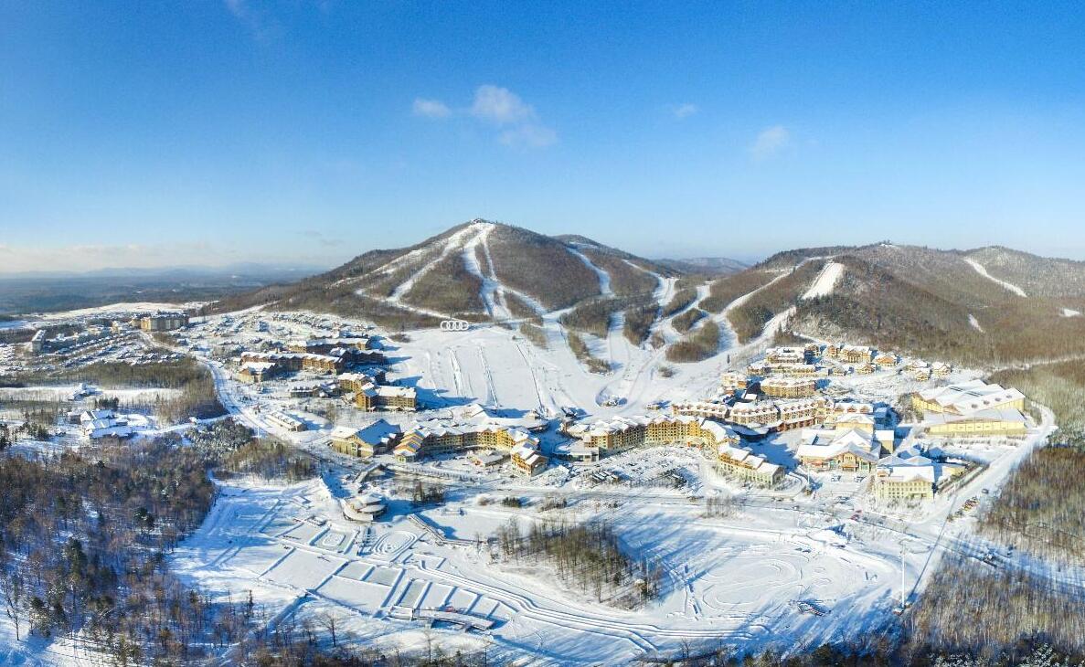 长白山滑雪场可同时容纳8000人