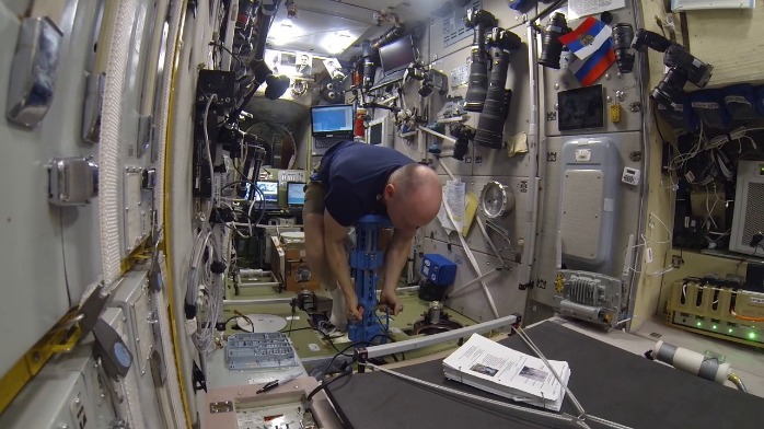 看！宇航员在太空中是这样称体重的