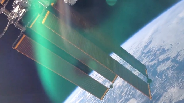 透过国际空间站的窗户，宇航员看见了地球