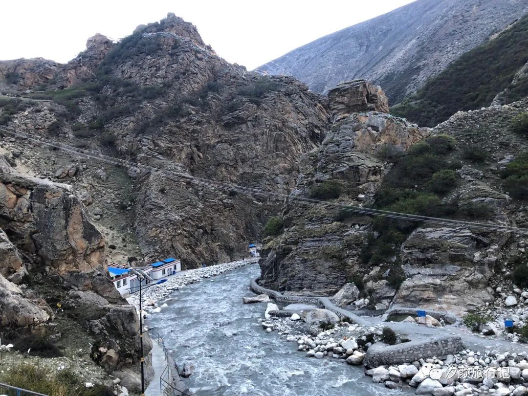 河谷里的拉普温泉