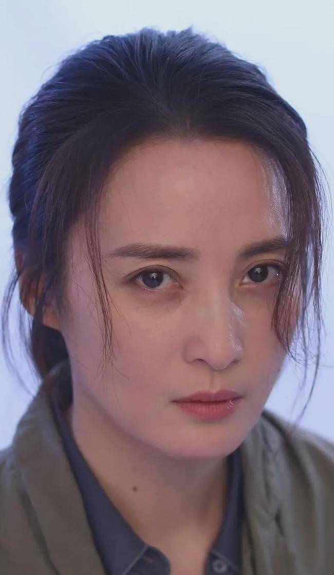 最近《迷雾追踪》放出一组图,饰演刑警队长的蒋勤勤情绪隐忍,眼里含泪