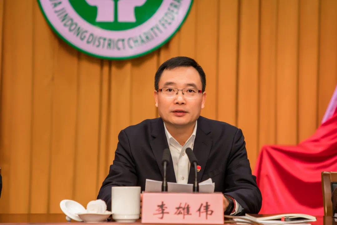 俞流传代表市慈善总会向大会的胜利召开以及第一届理事会成员表示热烈