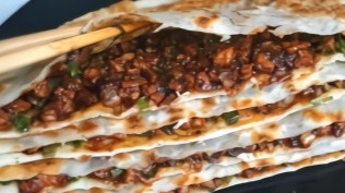 早餐店香葱酱肉大饼，葱香浓郁酱香十足，教你家庭版做法