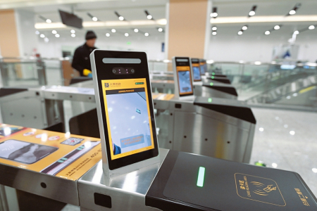 所有进出站闸机全部采用基于人工智能的人脸识别技术。