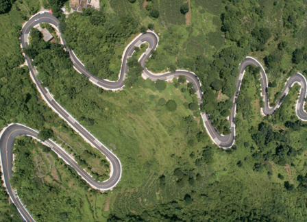 图:民建中央协调800余万元修建的黔西县新仁乡集镇至化屋村通村油路。