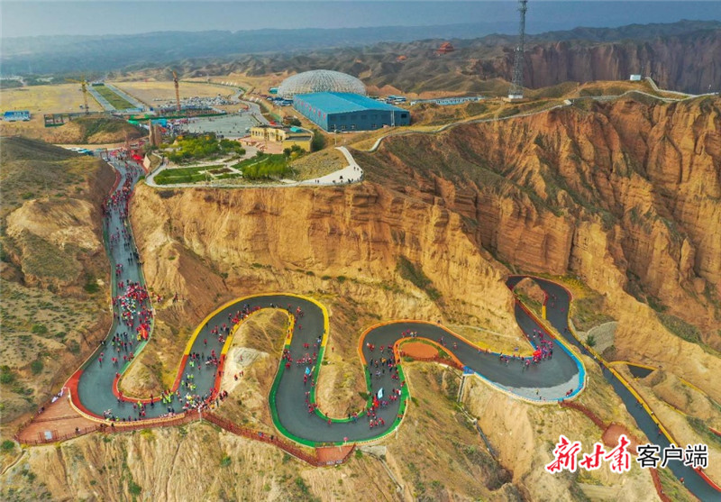 通往黄河石林的22道弯公路成为一条当地有名的“旅游路” 资料图