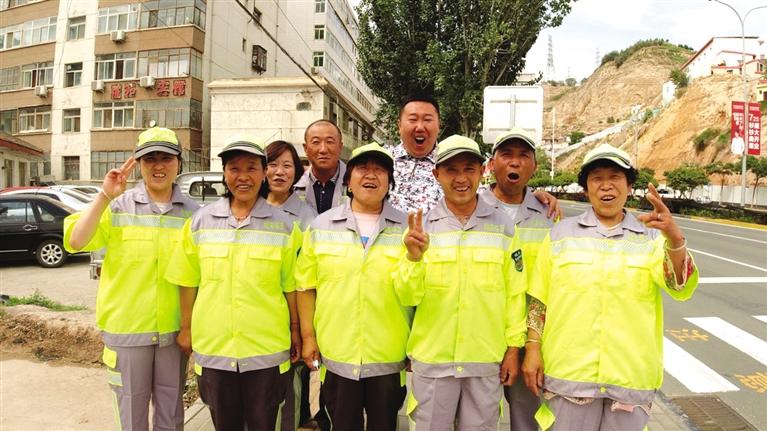 老姜请环卫工吃手抓羊肉