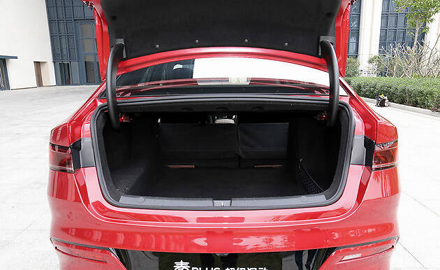 后备箱空间在同级别之中算是比较不错的,纵深很值得表扬,后排座椅全部
