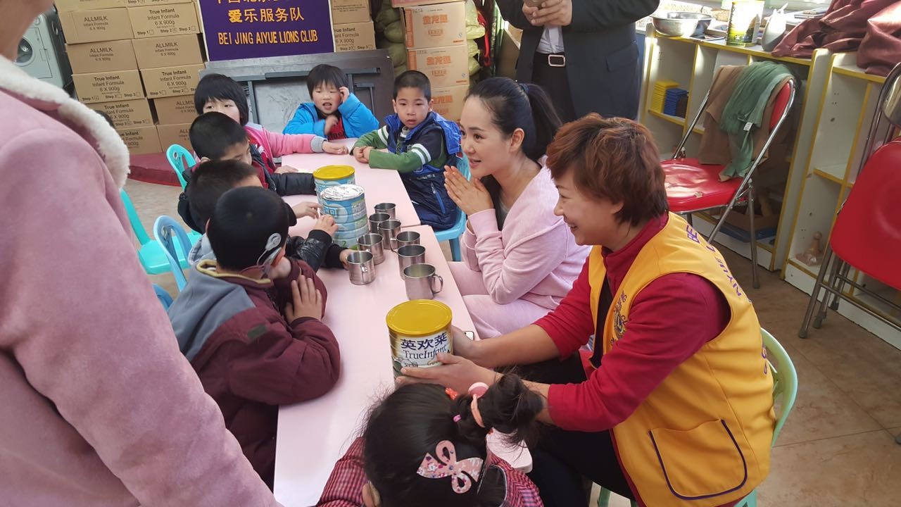 张定涵与孩子互动